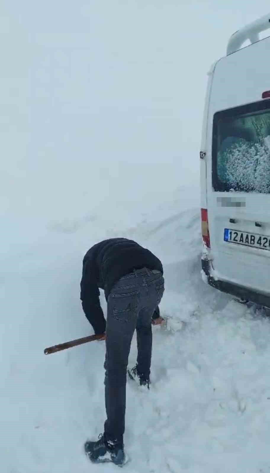 Yüksekova’da tipide yolda mahsur kalan vatandaşlar kurtarıldı
