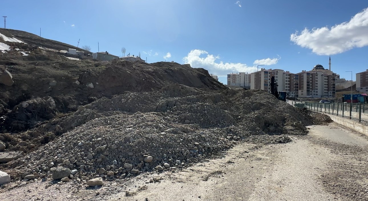 Yüksekova’da toprak kayması: Pizok yolu 18 gündür kapalı
