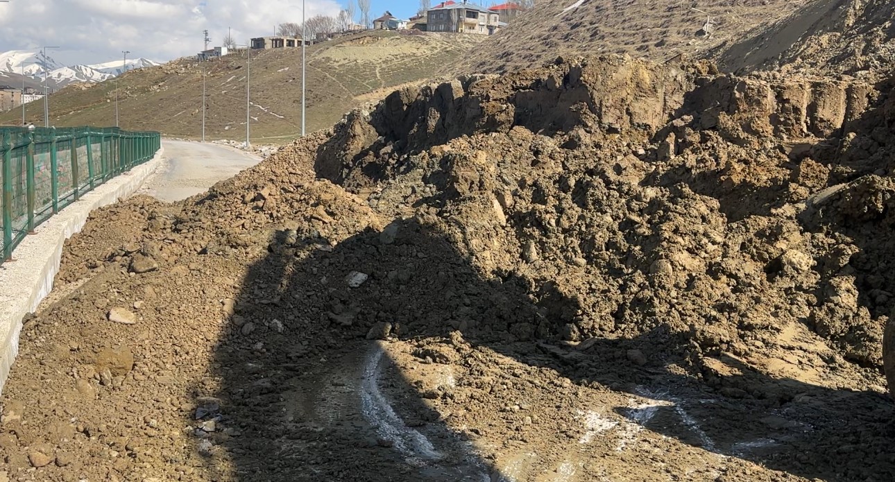 Yüksekova’da toprak kayması: Pizok yolu 18 gündür kapalı
