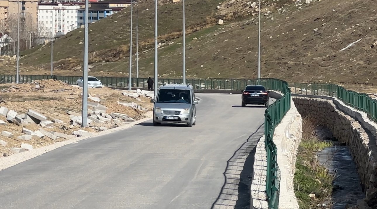 Yüksekova’da toprak kayması: Pizok yolu 18 gündür kapalı
