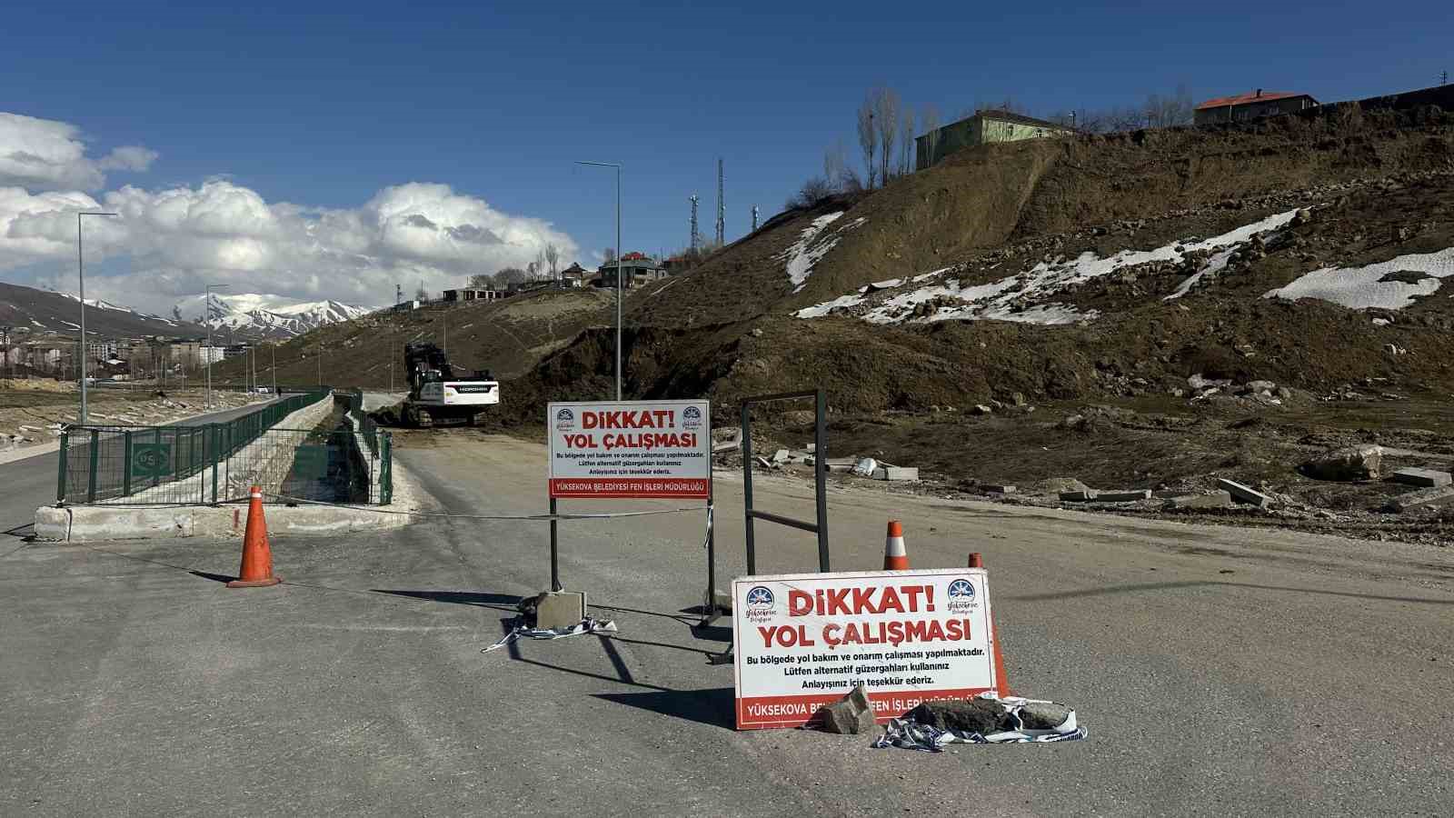 Yüksekova’da toprak kayması: Pizok yolu 18 gündür kapalı
