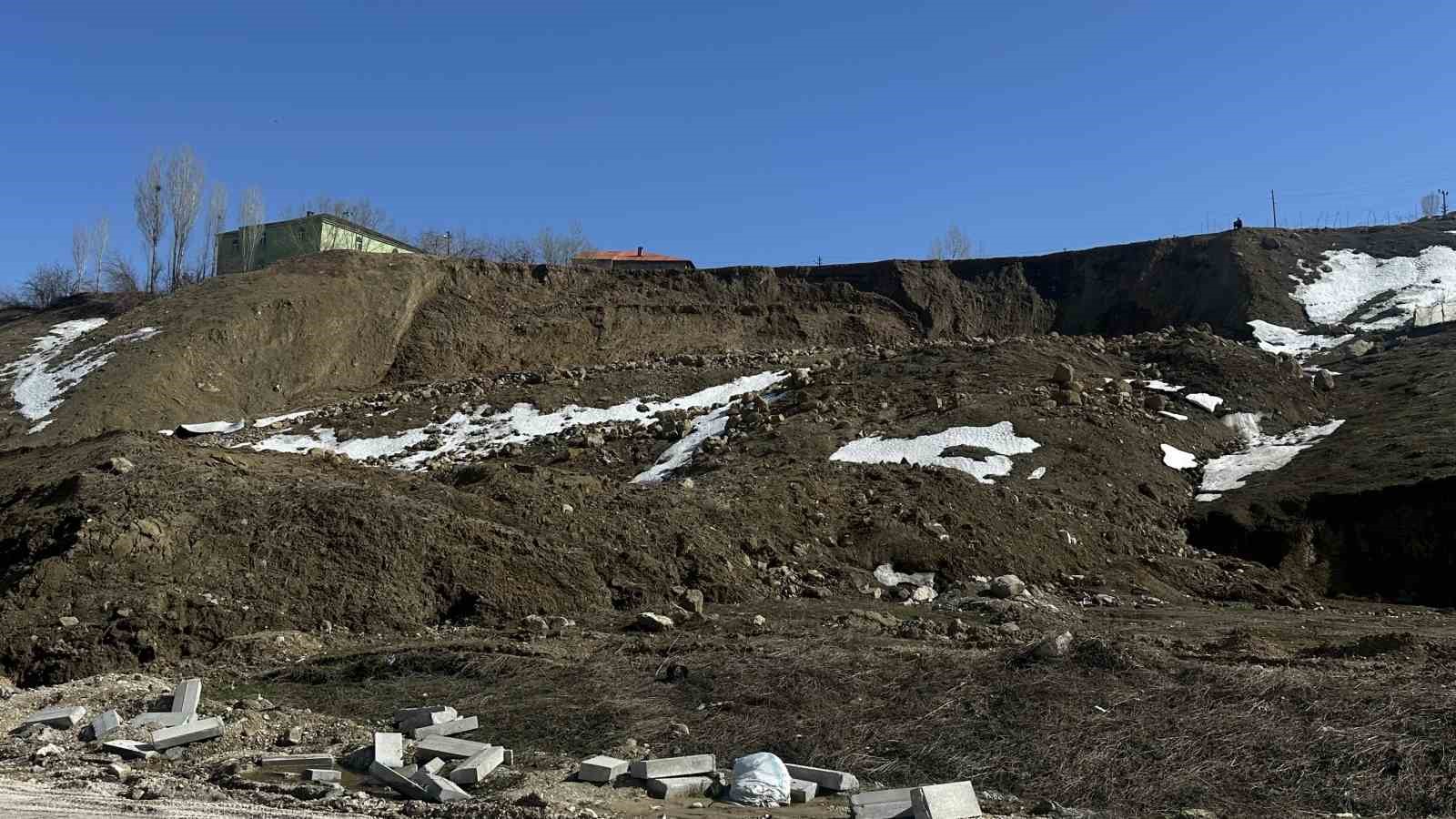 Yüksekova’da toprak kayması: Pizok yolu 18 gündür kapalı
