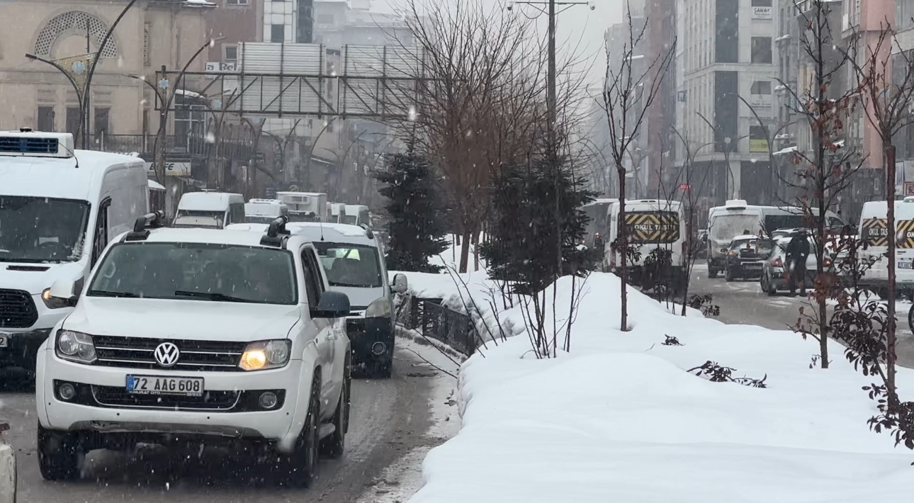 Yüksekova’da uçak seferlerine kar ve sis engeli
