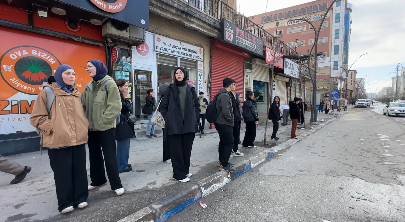 Yüksekova’da ulaşım krizi: Şehir içi servisler kontak kapattı
