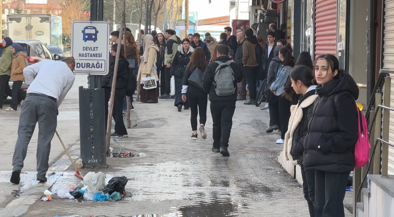 Yüksekova’da ulaşım krizi: Şehir içi servisler kontak kapattı
