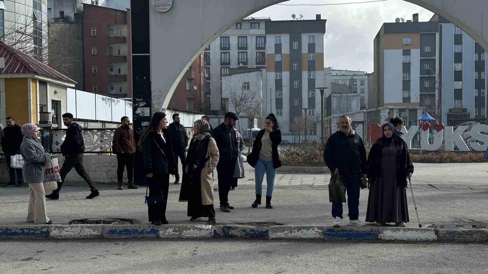 Yüksekova’da ulaşım krizi: Şehir içi servisler kontak kapattı
