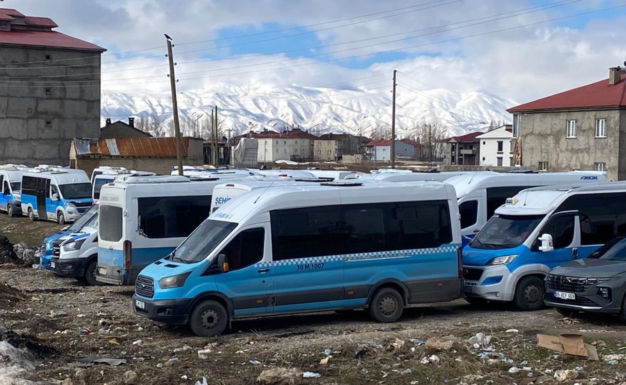 Yüksekova’da ulaşım krizi: Şehir içi servisler kontak kapattı
