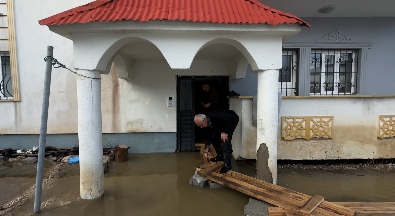 Yüksekova’da Venedik çilesi: Evlere giriş tahtadan köprülerle sağlanıyor

