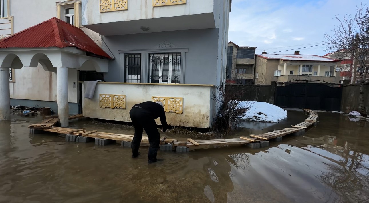 Yüksekova’da Venedik çilesi: Evlere giriş tahtadan köprülerle sağlanıyor
