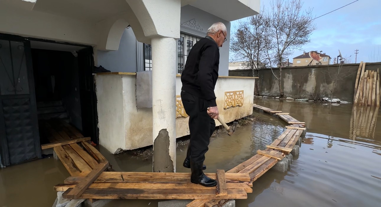Yüksekova’da Venedik çilesi: Evlere giriş tahtadan köprülerle sağlanıyor
