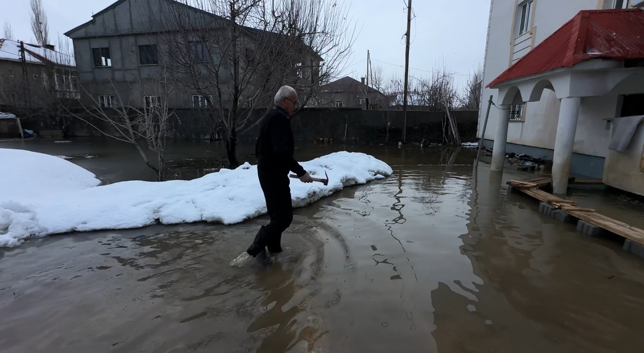 Yüksekova’da Venedik çilesi: Evlere giriş tahtadan köprülerle sağlanıyor
