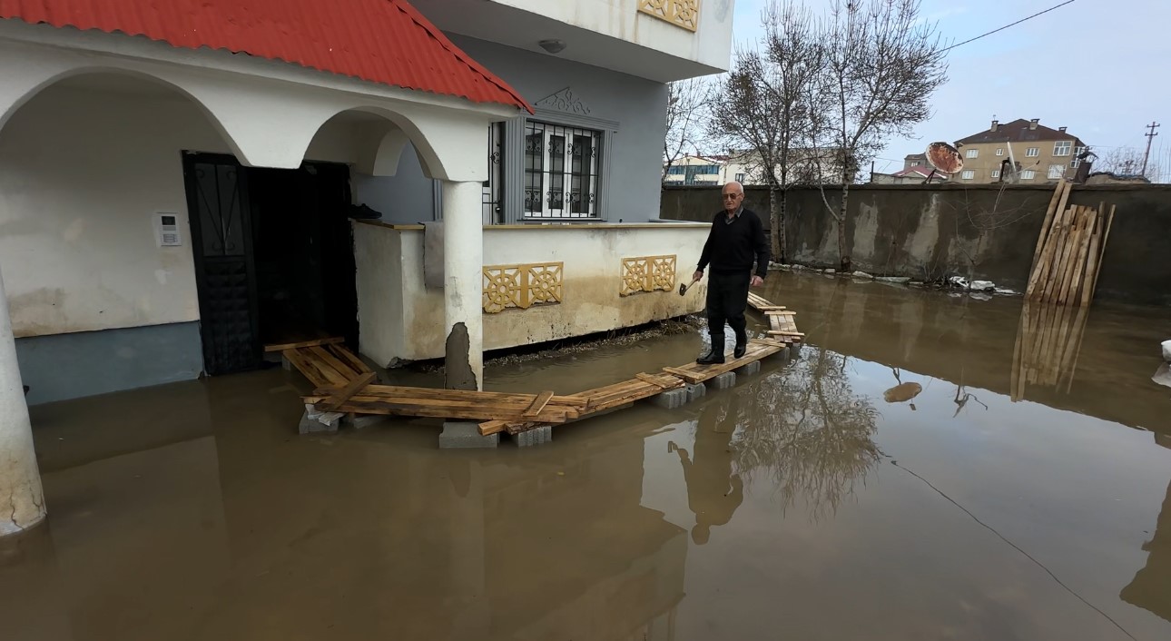 Yüksekova’da Venedik çilesi: Evlere giriş tahtadan köprülerle sağlanıyor
