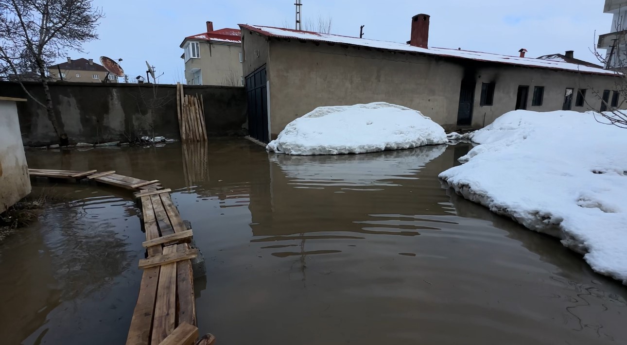 Yüksekova’da Venedik çilesi: Evlere giriş tahtadan köprülerle sağlanıyor
