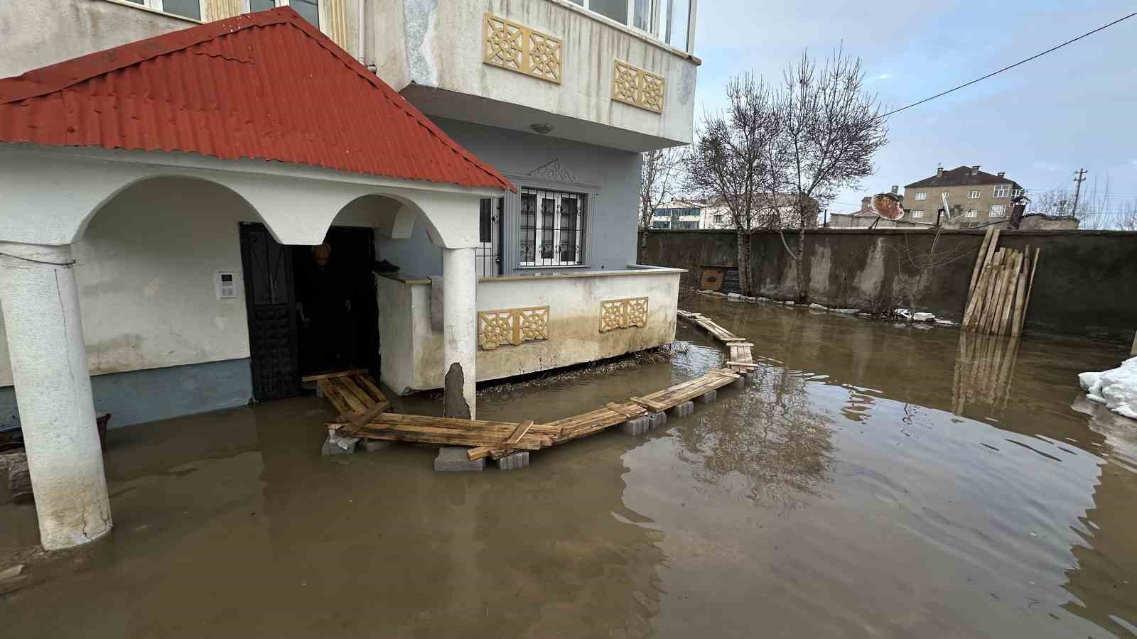 Yüksekova’da Venedik çilesi: Evlere giriş tahtadan köprülerle sağlanıyor
