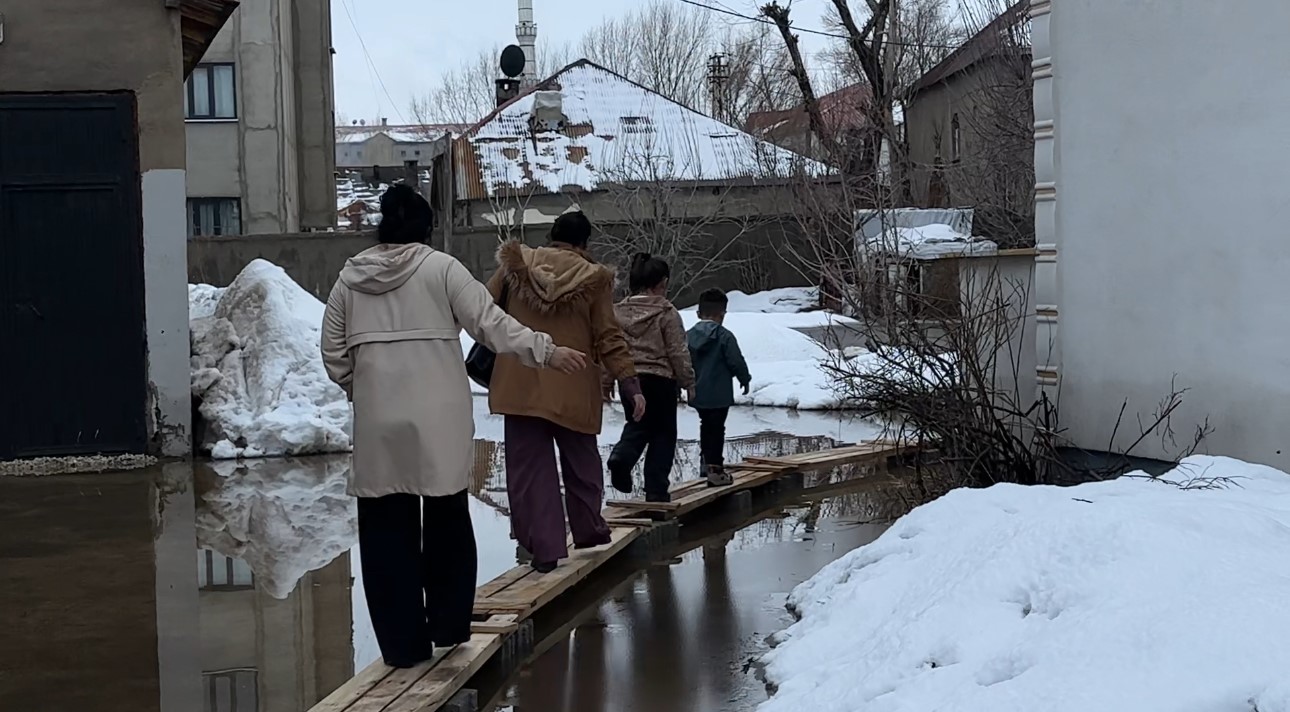 Yüksekova’da Venedik çilesi: Evlere giriş tahtadan köprülerle sağlanıyor
