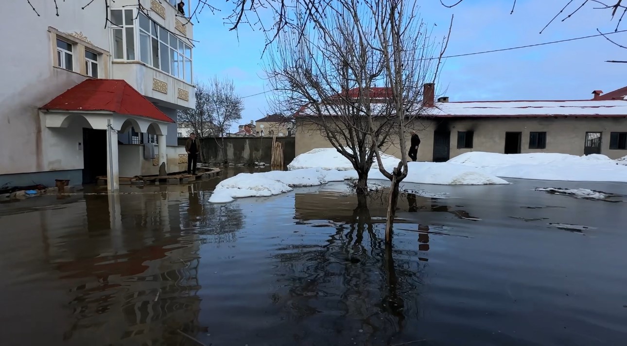 Yüksekova’da Venedik çilesi: Evlere giriş tahtadan köprülerle sağlanıyor
