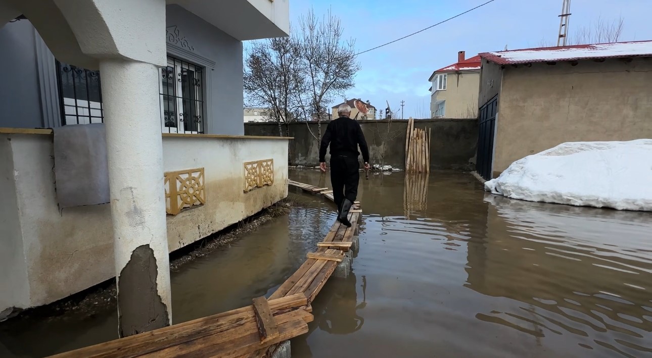 Yüksekova’da Venedik çilesi: Evlere giriş tahtadan köprülerle sağlanıyor
