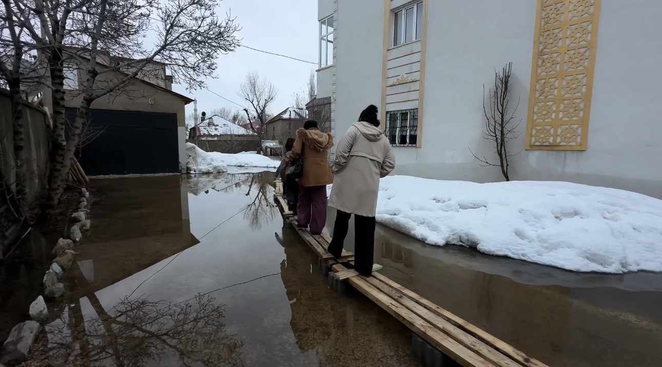 Yüksekova’da Venedik çilesi: Evlere giriş tahtadan köprülerle sağlanıyor
