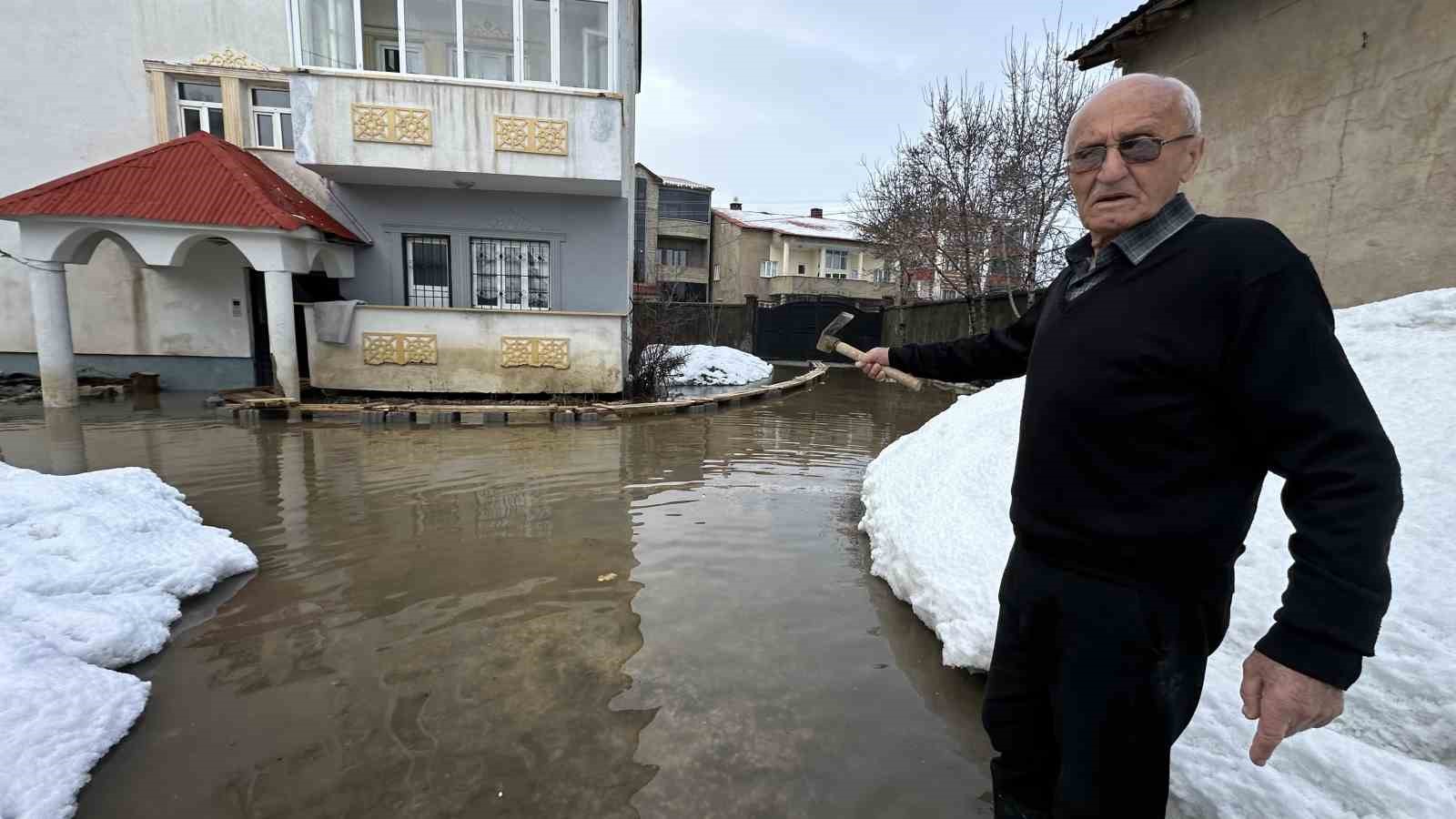 Yüksekova’da Venedik çilesi: Evlere giriş tahtadan köprülerle sağlanıyor
