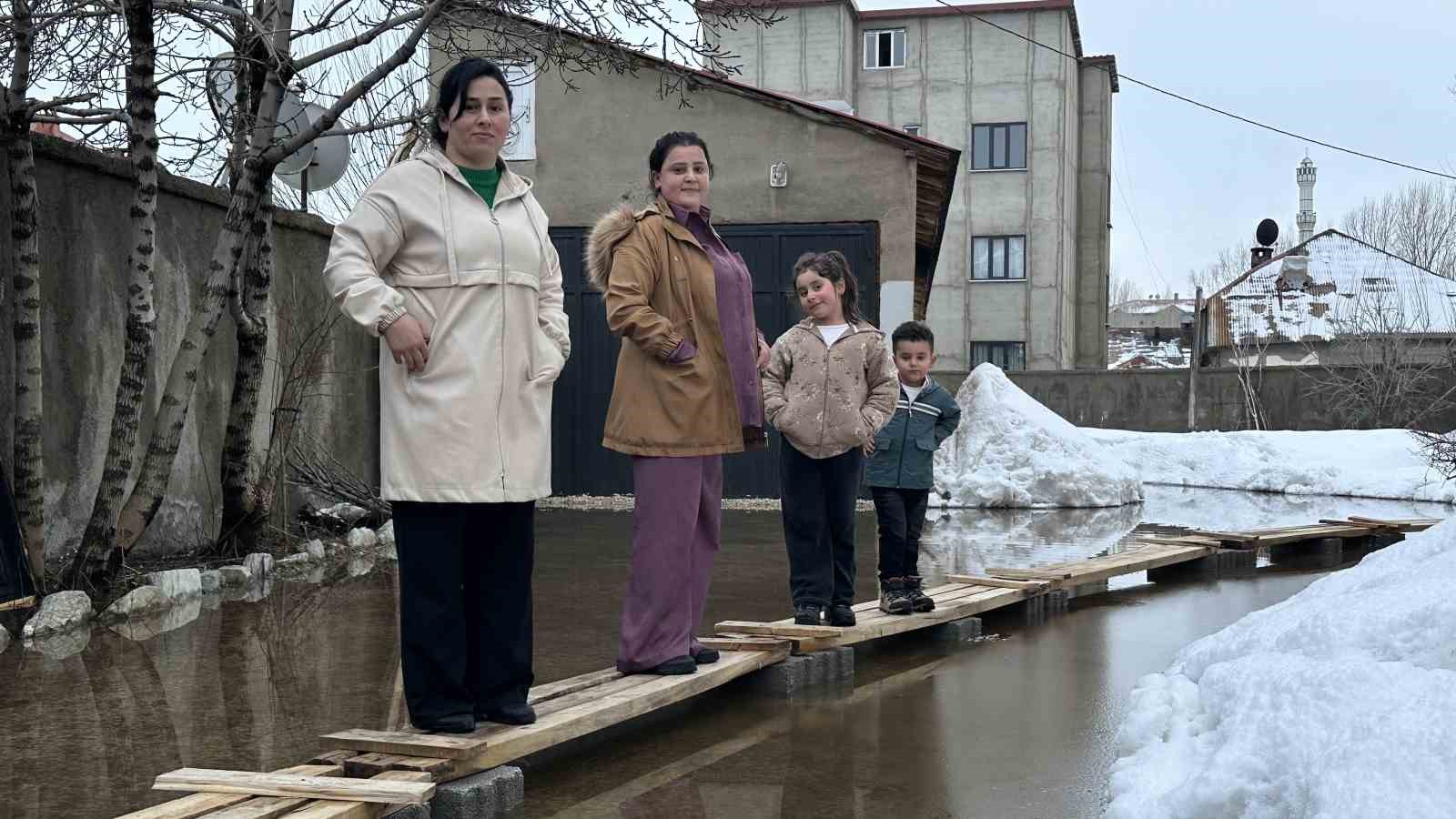 Yüksekova’da Venedik çilesi: Evlere giriş tahtadan köprülerle sağlanıyor
