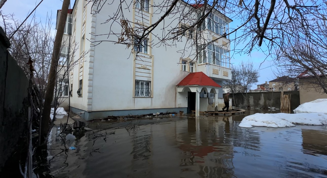 Yüksekova’da Venedik çilesi: Evlere giriş tahtadan köprülerle sağlanıyor
