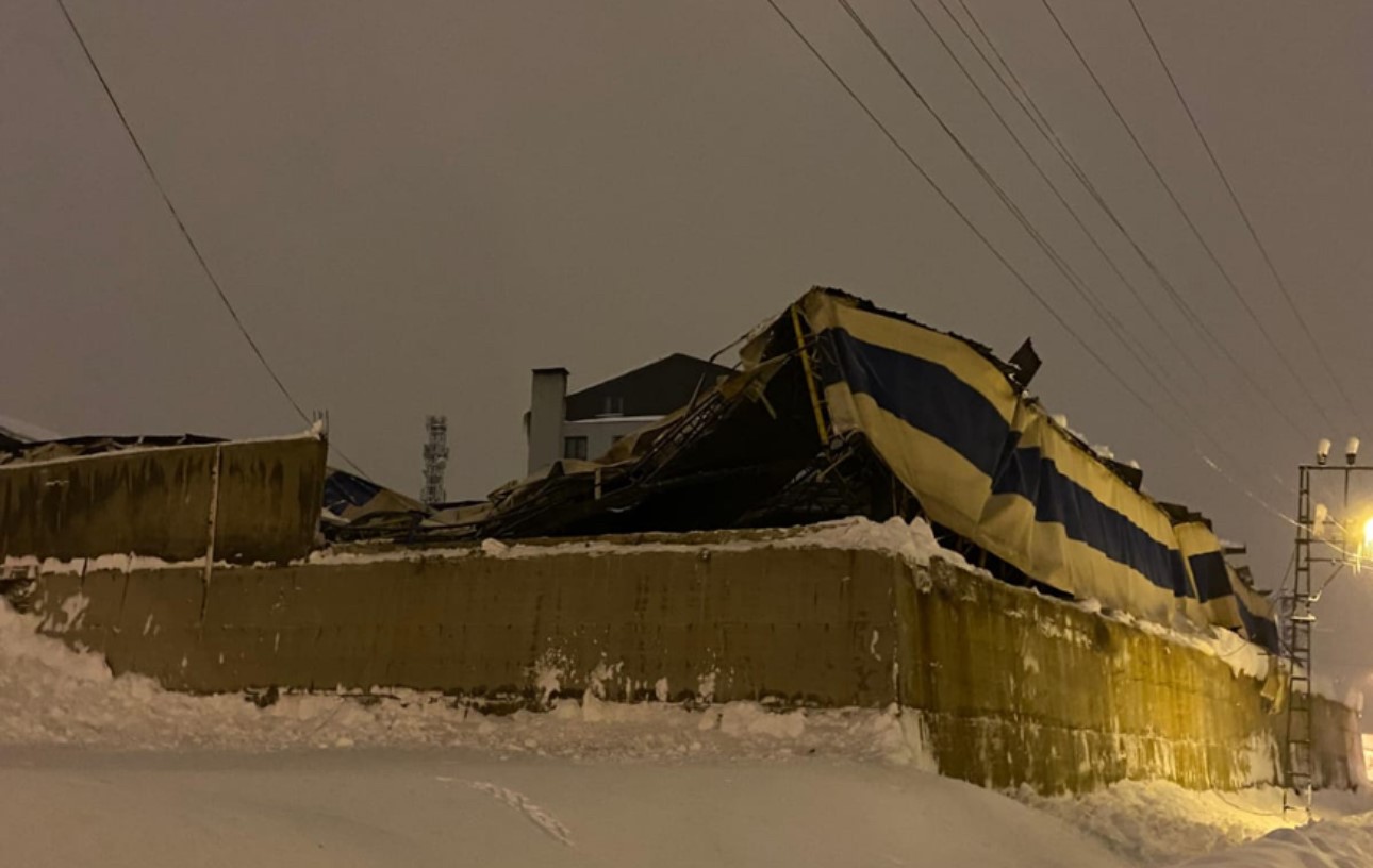 Yüksekova’da yoğun kar nedeniyle halı sahanın çatısı çöktü
