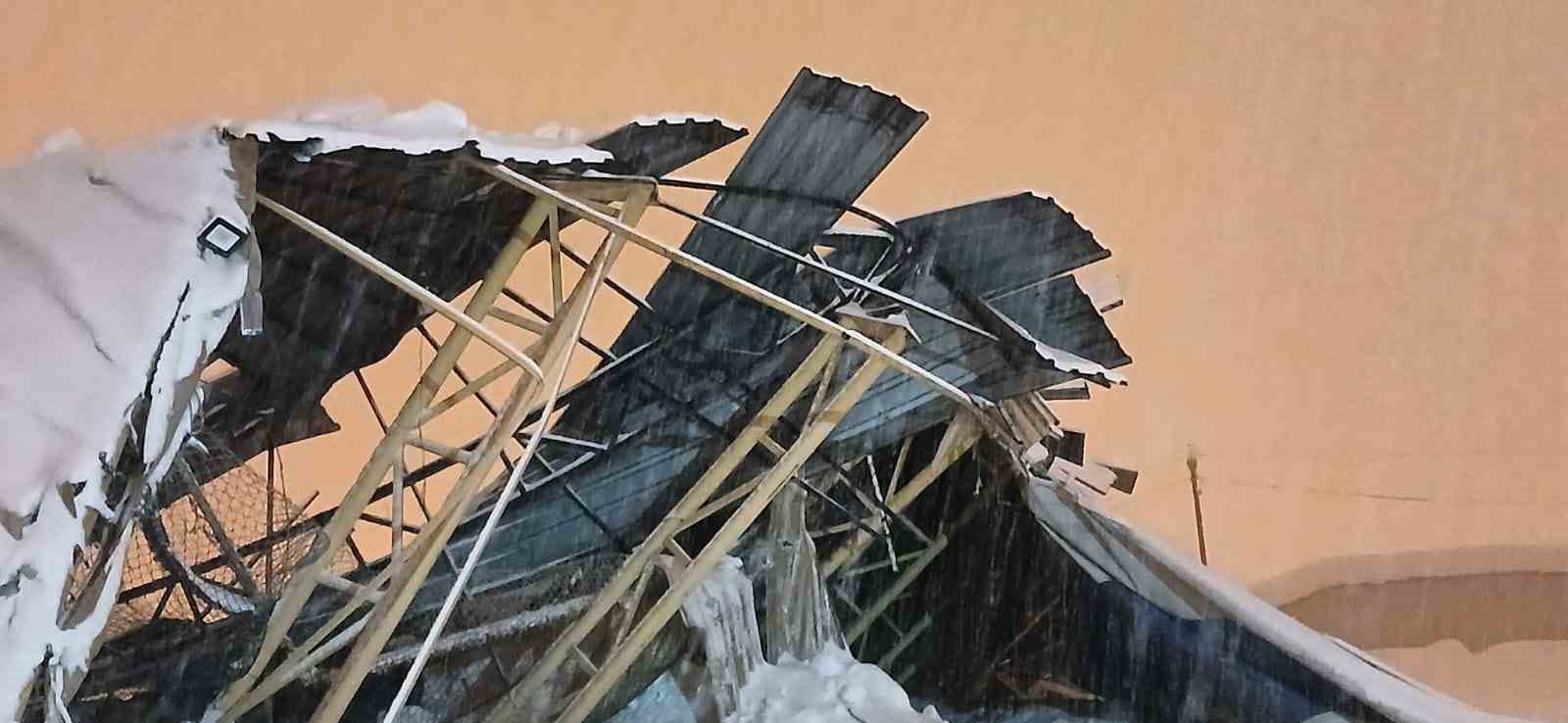 Yüksekova’da yoğun kar nedeniyle halı sahanın çatısı çöktü
