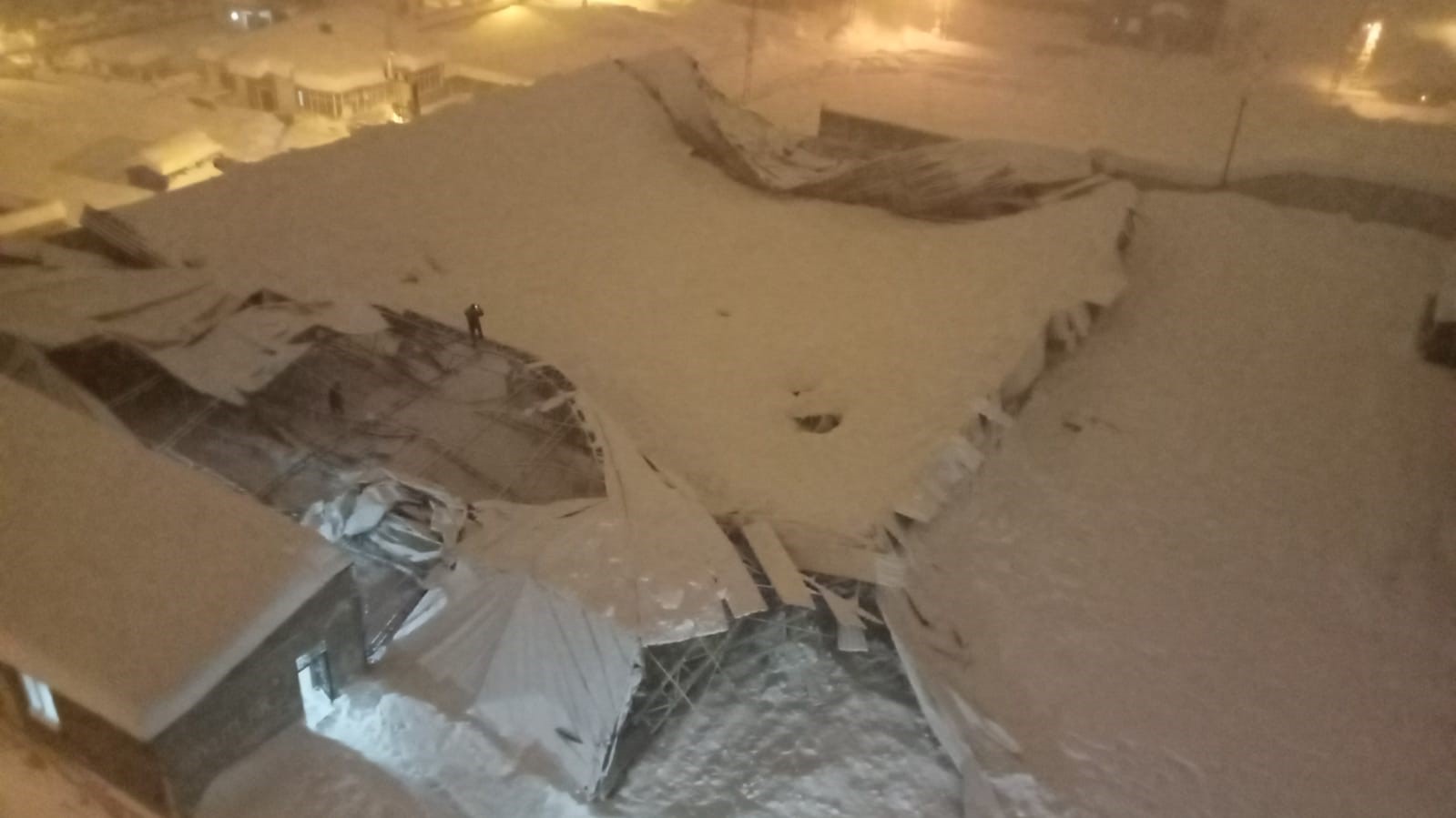 Yüksekova’da yoğun kar nedeniyle halı sahanın çatısı çöktü
