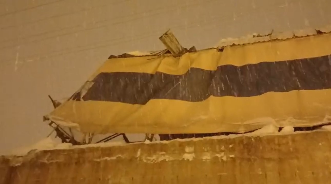 Yüksekova’da yoğun kar nedeniyle halı sahanın çatısı çöktü
