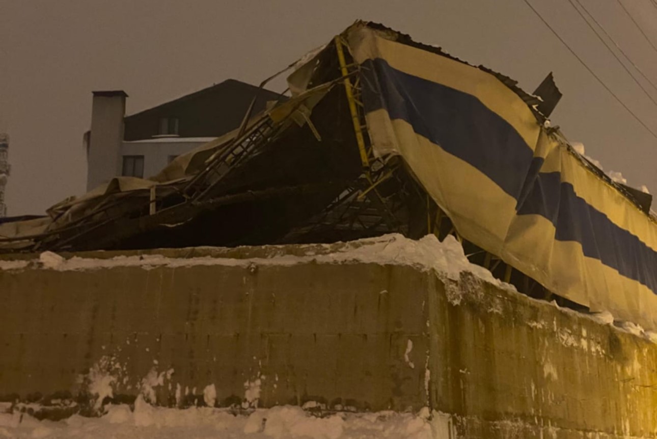 Yüksekova’da yoğun kar nedeniyle halı sahanın çatısı çöktü
