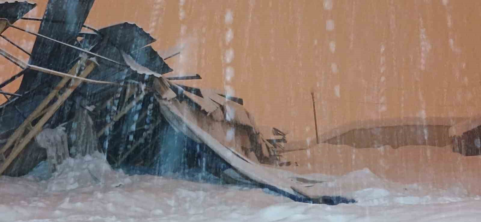 Yüksekova’da yoğun kar nedeniyle halı sahanın çatısı çöktü
