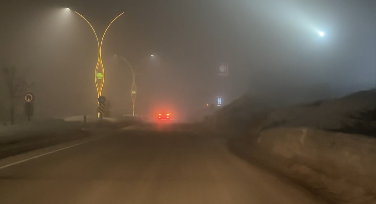 Yüksekova’da yoğun sis görüş mesafesini 5 metreye düşürdü
