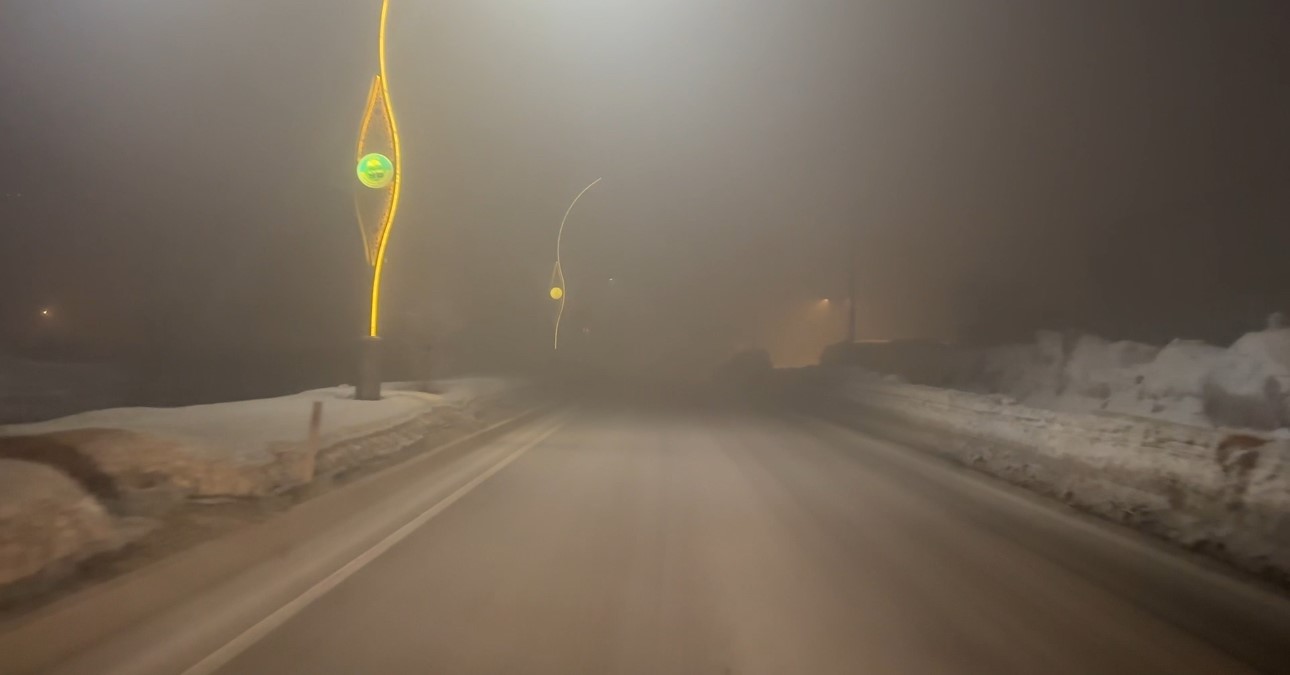 Yüksekova’da yoğun sis görüş mesafesini 5 metreye düşürdü
