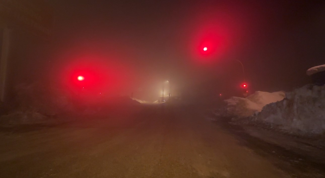 Yüksekova’da yoğun sis görüş mesafesini 5 metreye düşürdü
