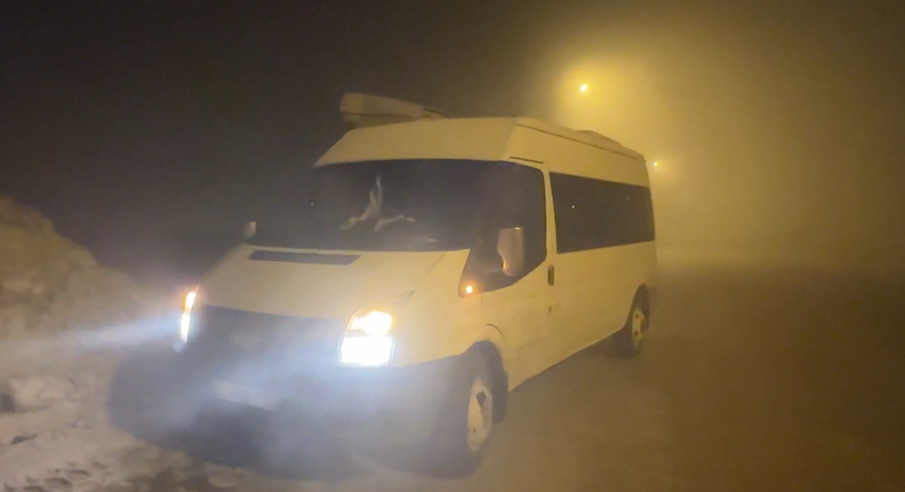 Yüksekova’da yoğun sis görüş mesafesini 5 metreye düşürdü
