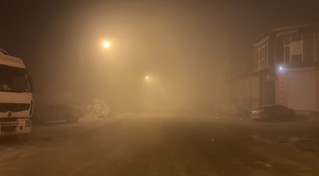 Yüksekova’da yoğun sis görüş mesafesini 5 metreye düşürdü
