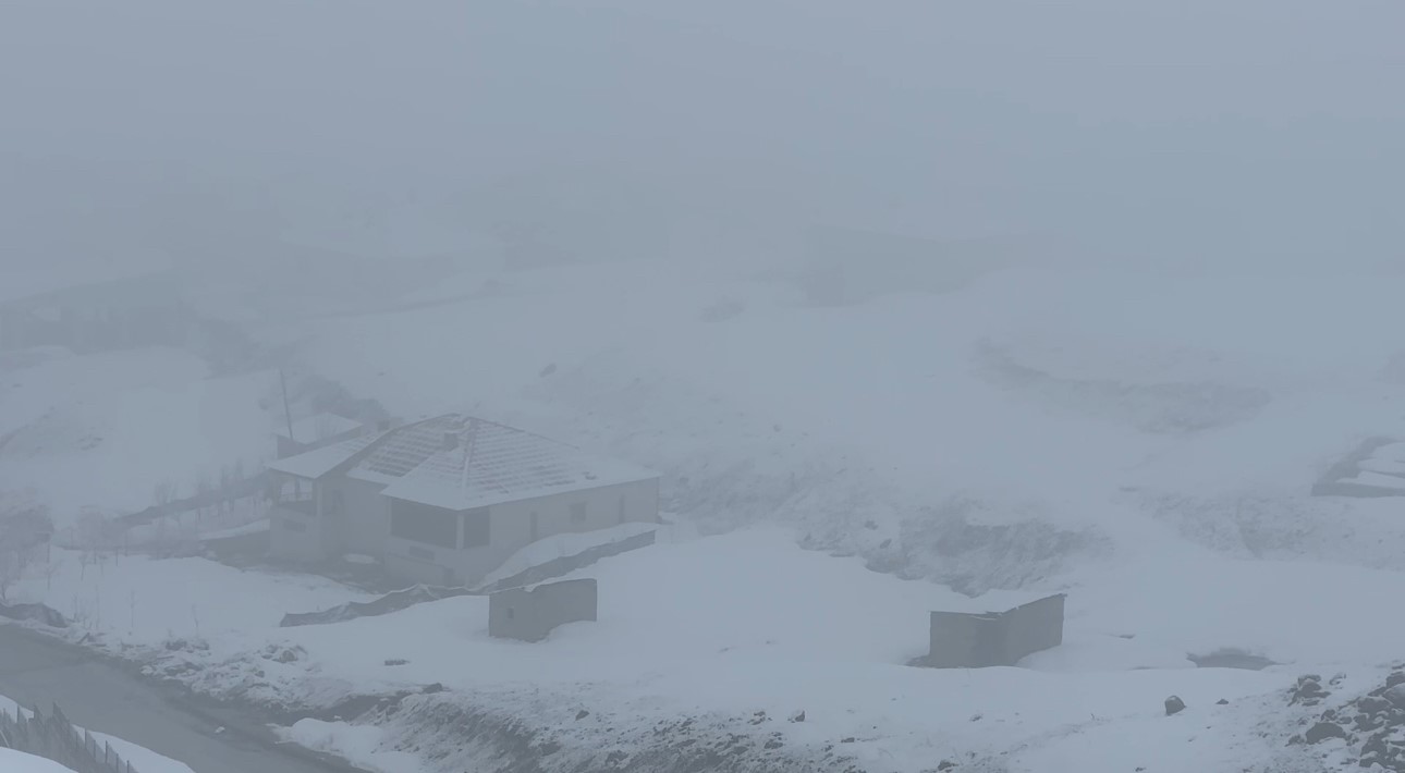 Yüksekova’da yoğun sis seyirlik görüntüler oluşturdu

