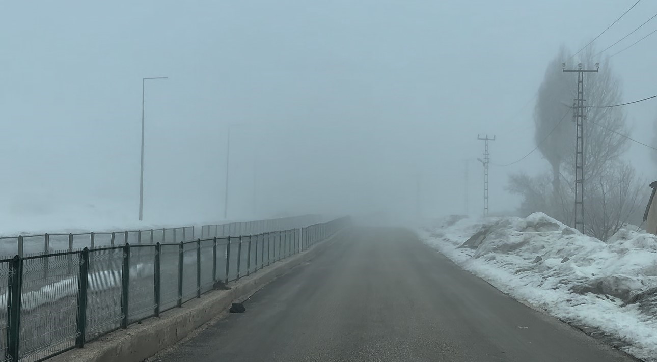 Yüksekova’da yoğun sis ulaşımı olumsuz etkiledi
