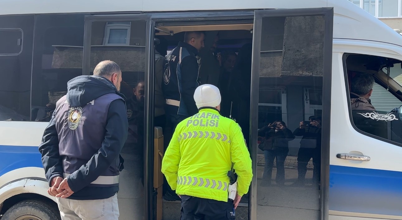 Yüksekova’da yolcu minibüsleri denetlendi
