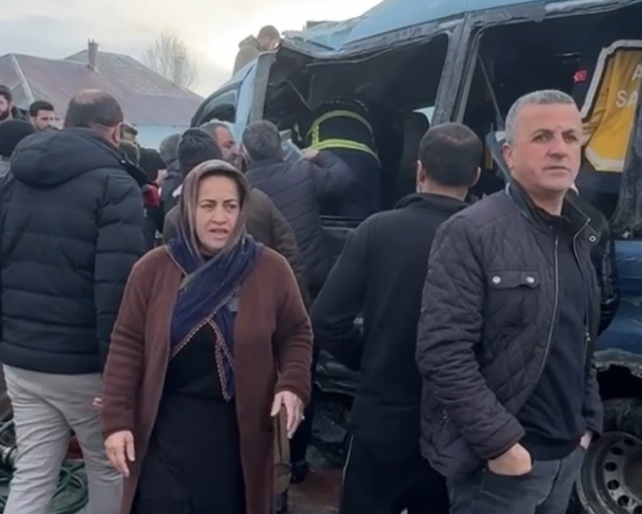 Yüksekova’da yolcu minibüsü ile otobüs çarpıştı: Çok sayıda yaralı var
