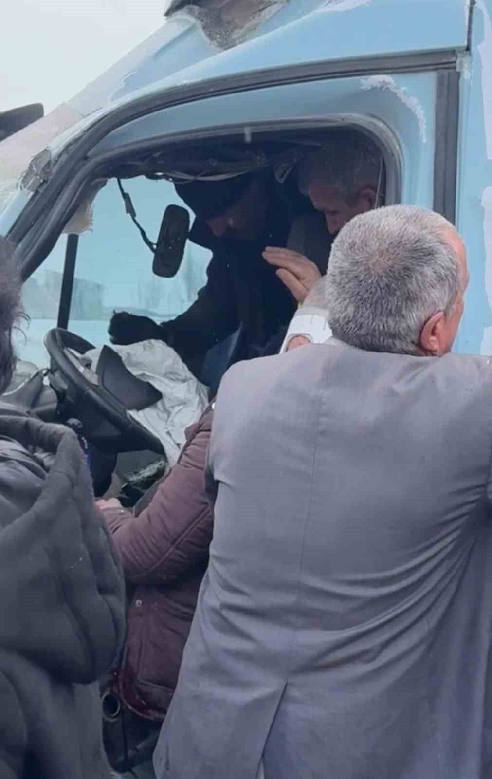 Yüksekova’da yolcu minibüsü ile otobüs çarpıştı: Çok sayıda yaralı var
