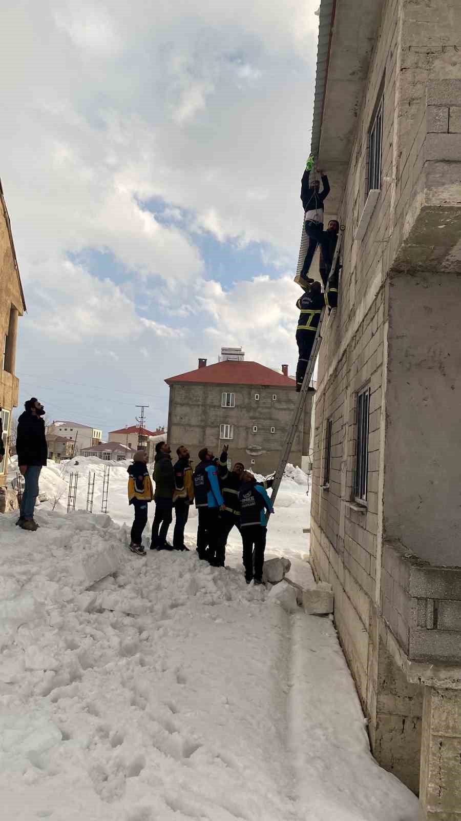 Yüksekova’da yürekleri ağza getiren kaza: Çatıda asılı kalan vatandaş kurtarıldı

