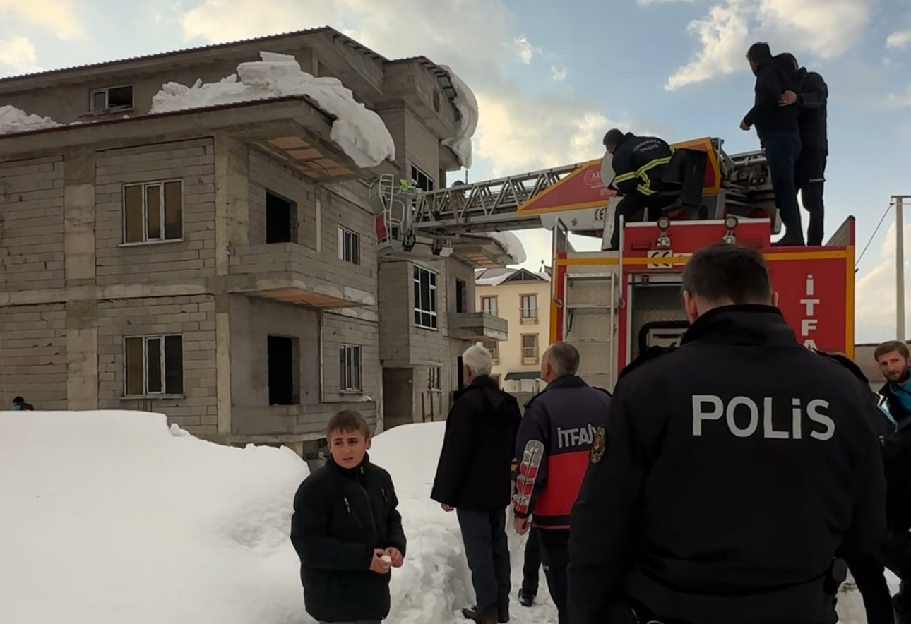 Yüksekova’da yürekleri ağza getiren kaza: Çatıda asılı kalan vatandaş kurtarıldı
