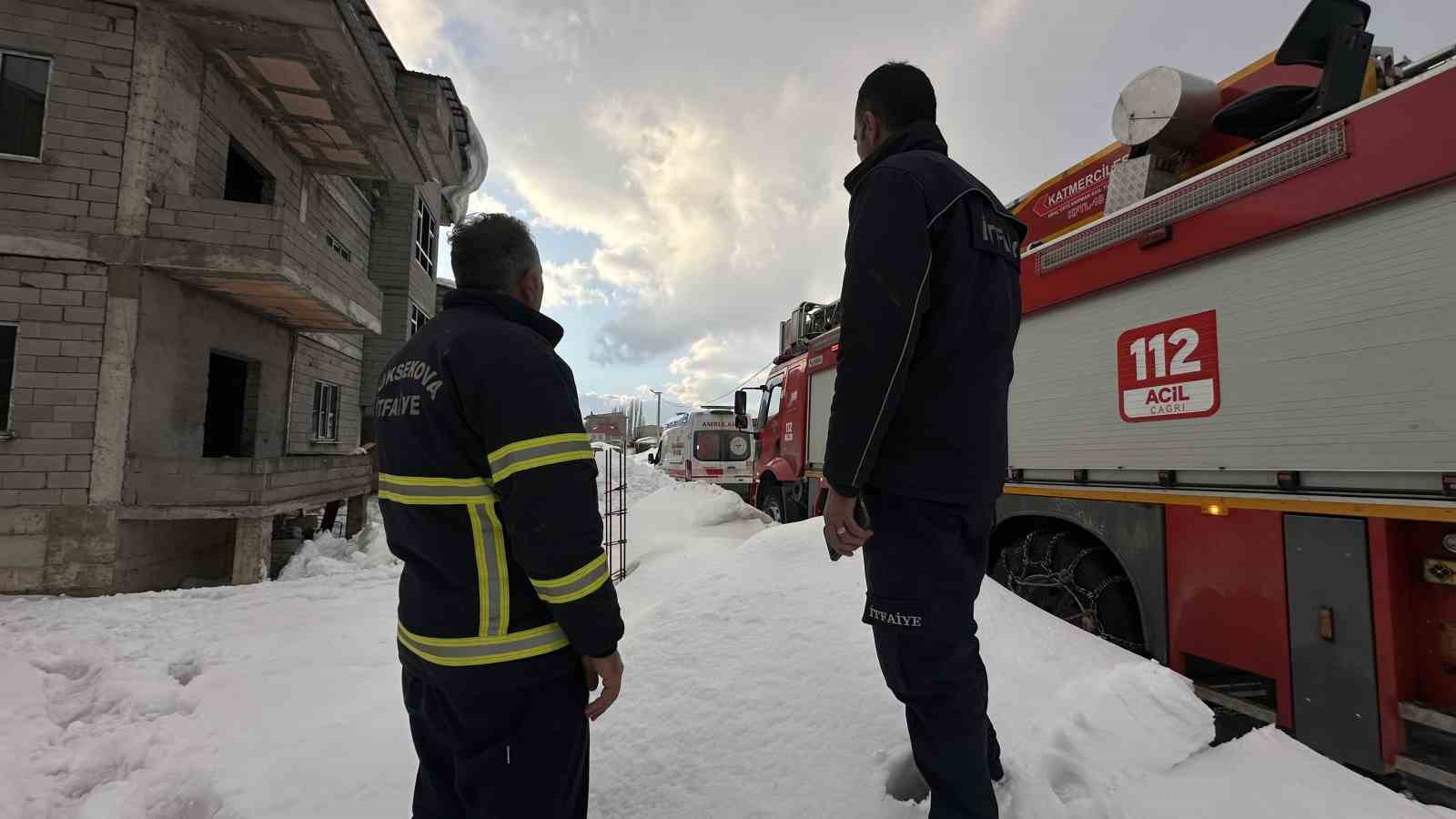 Yüksekova’da yürekleri ağza getiren kaza: Çatıda asılı kalan vatandaş kurtarıldı
