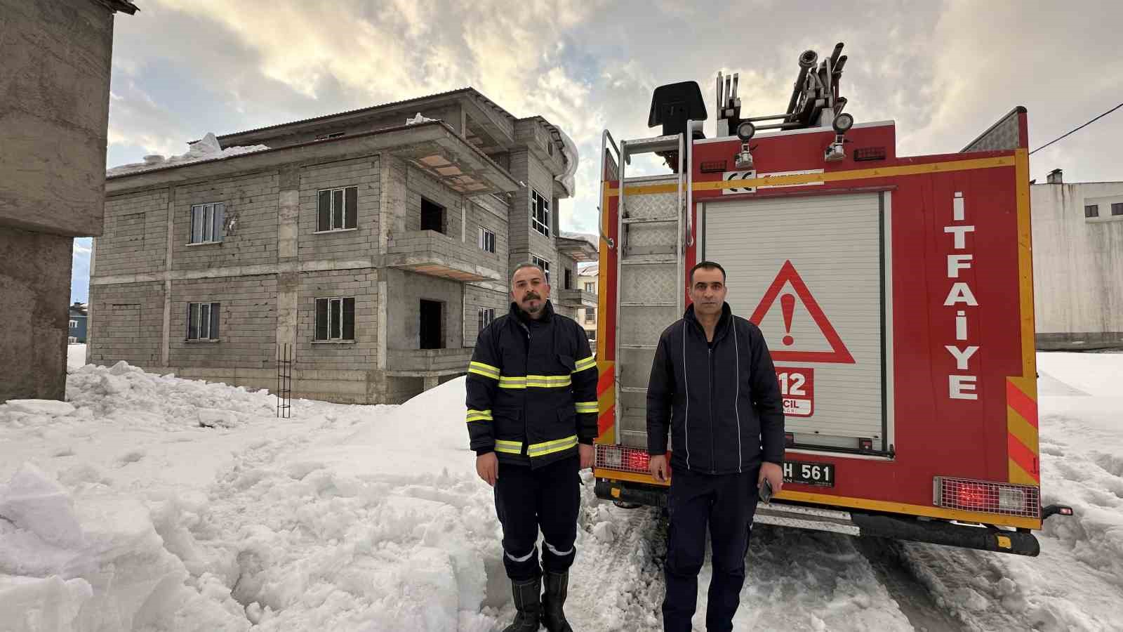 Yüksekova’da yürekleri ağza getiren kaza: Çatıda asılı kalan vatandaş kurtarıldı

