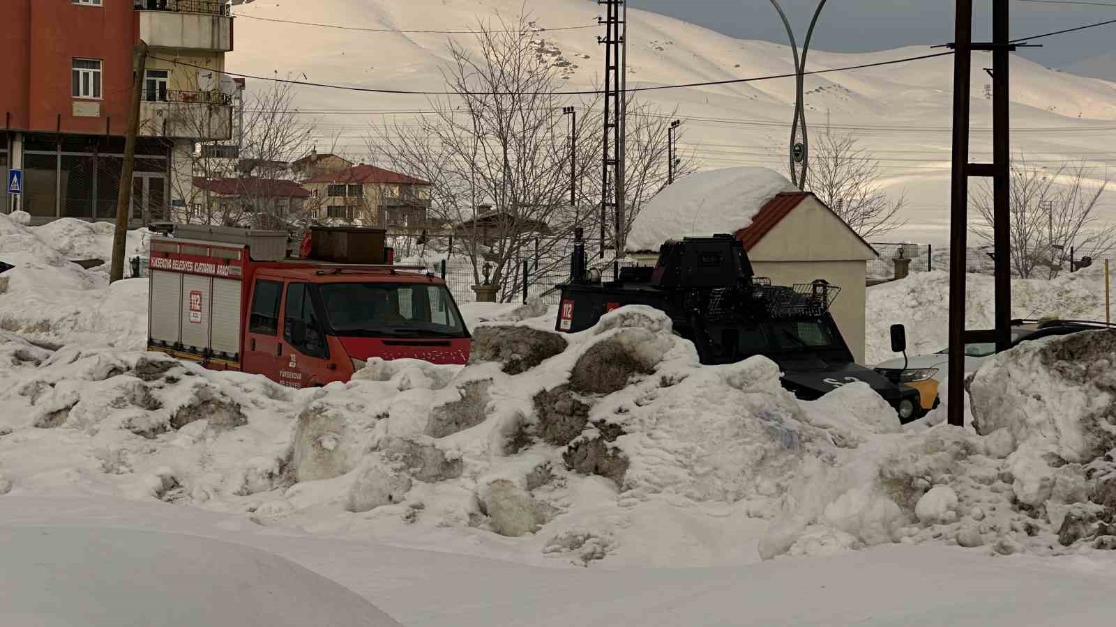 Yüksekova’da yürekleri ağza getiren kaza: Çatıda asılı kalan vatandaş kurtarıldı
