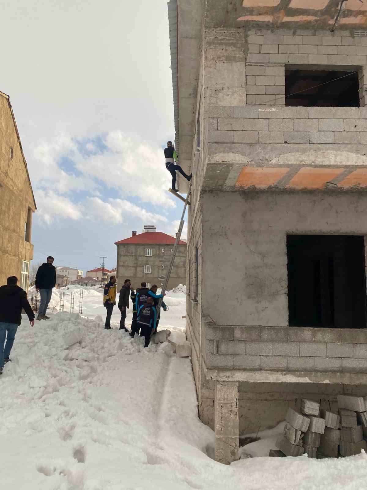 Yüksekova’da yürekleri ağza getiren kaza: Çatıda asılı kalan vatandaş kurtarıldı
