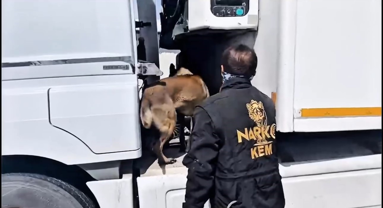 Yüksekova’da zehir tacirlerine ağır darbe: 211 kilogram uyuşturucu ele geçirildi
