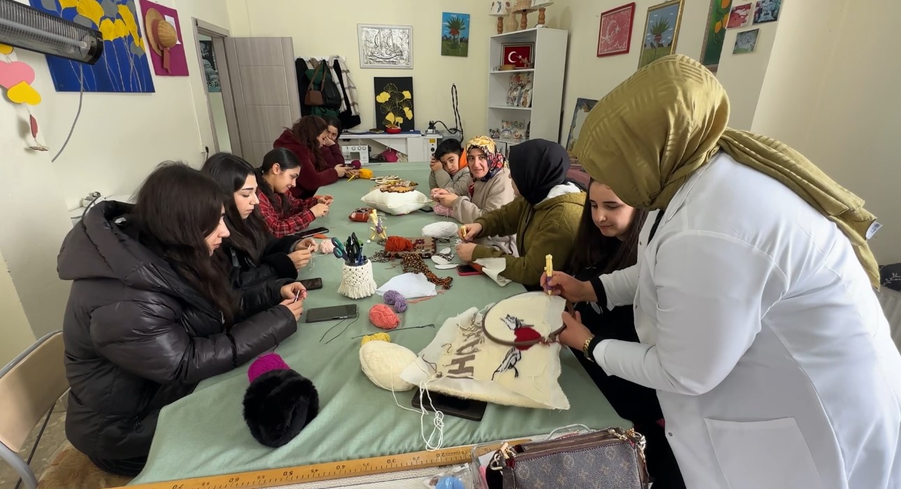 Yüksekovalı kadınlar hem meslek öğreniyor hem geleceğe hazırlanıyor
