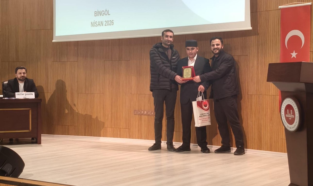 Yüksekovalı öğrenci ezan okuma yarışmasında bölge birincisi oldu
Yüksekovalı öğrenci ezan okuma yarışmasında bölge birincisi oldu